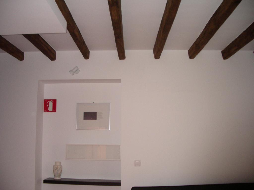Apartamentos La Fonda Aninon Ruang foto